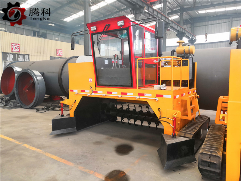 履带式翻堆车