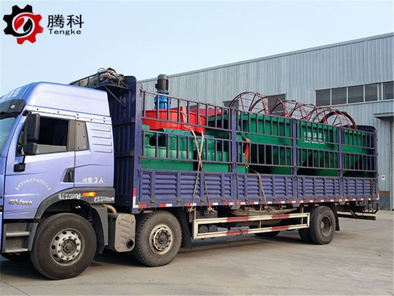 江苏南京4台对辊挤压造粒生产线设备给料机筛分机包装机厂家现场装车