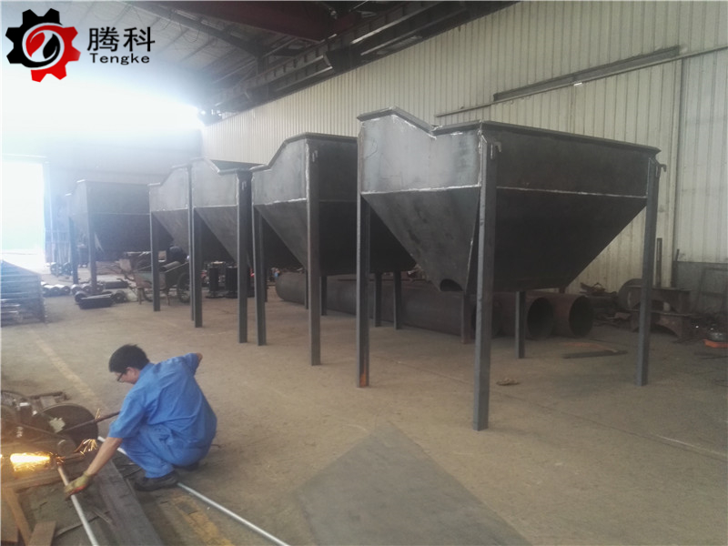 河南郑州铲车喂料仓厂家批量制造车间现场